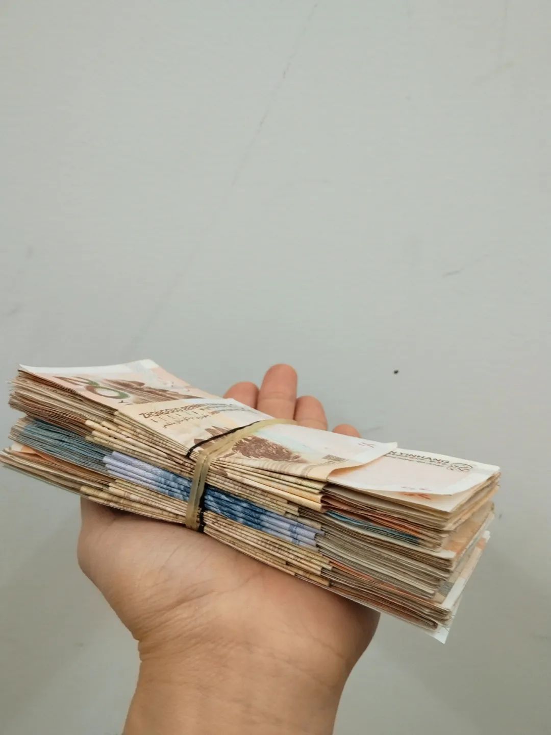 重新用回现金后,年轻人终于攒下钱了|卡里_新浪财经_新浪网