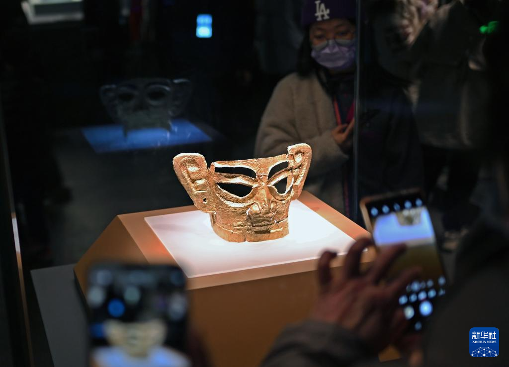 2月15日,观众在参观金面具.