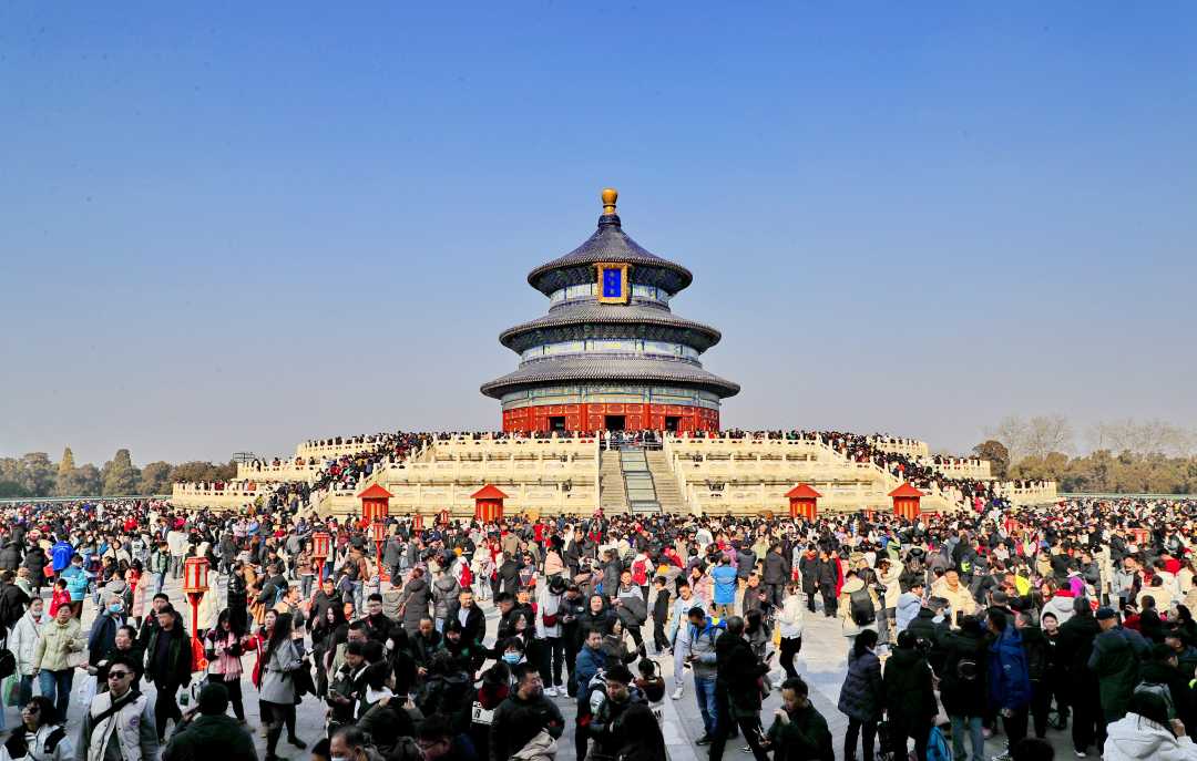 2月12日,北京天坛祈年殿,人山人海,前来祈福过年的游客纷至沓来,寻"龙