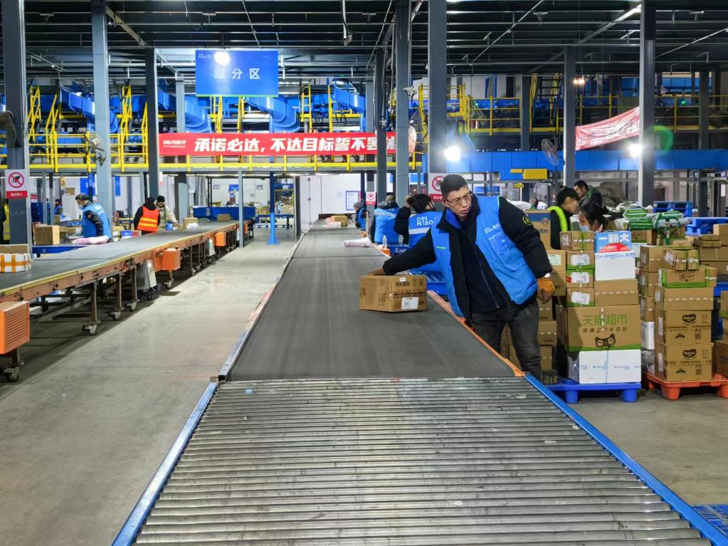 2月8日,菜鸟速递天津武清仓,拣货员正在拣货.新华社记者 魏弘毅摄