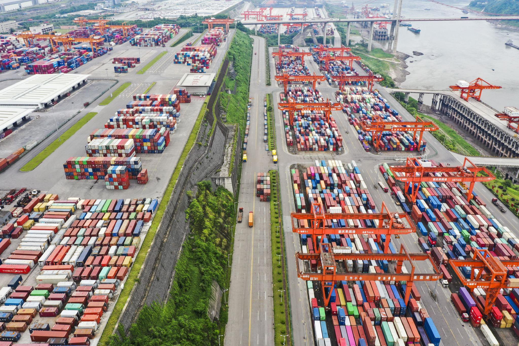 重庆果园港(无人机照片).新华社记者王全超摄