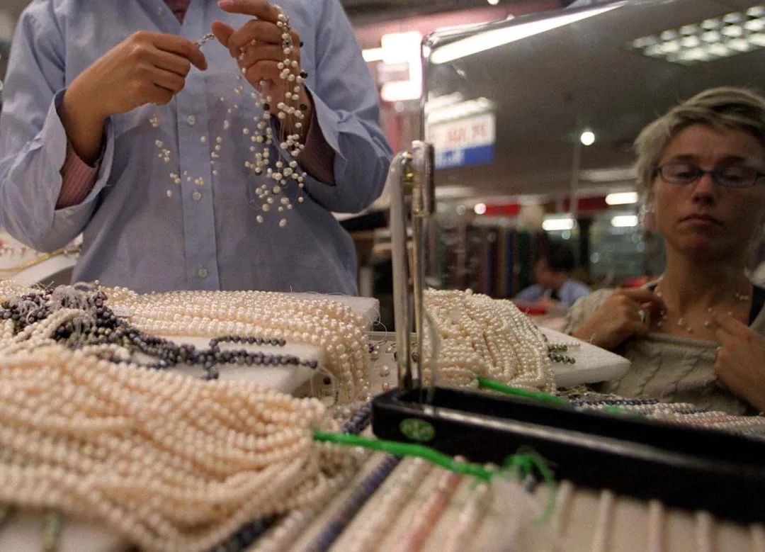 "maro表示,比如近年用中国淡水珍珠贝人工培育的爱迪生珍珠因有强烈的