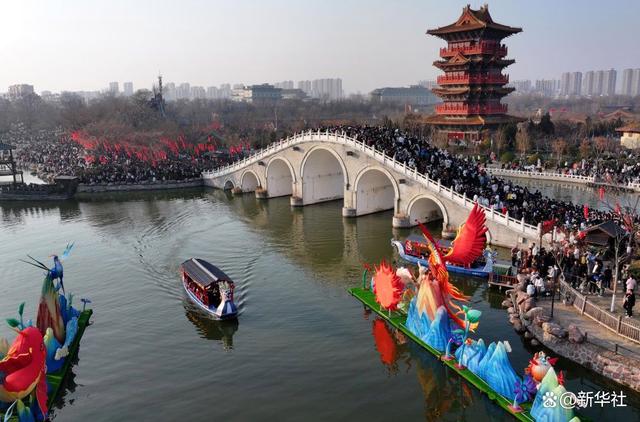 2月12日,游客在开封市清明上河园景区观光游览(无人机照片).