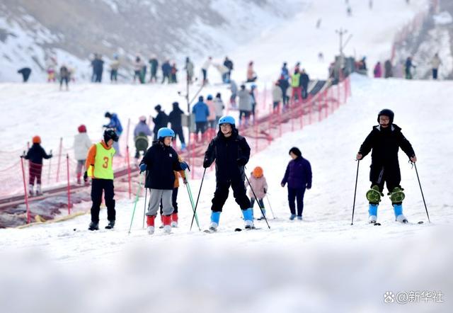 2月14日,滑雪爱好者在河北省石家庄市元氏县无极山滑雪场滑雪.