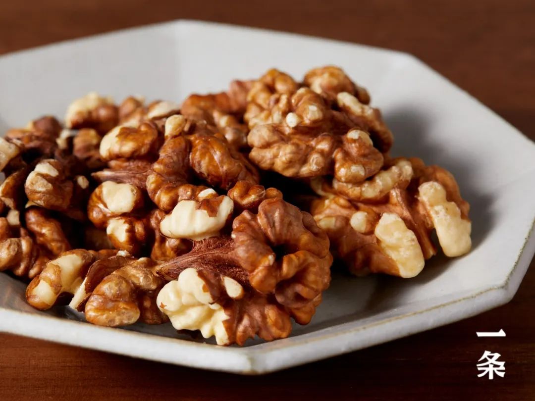 新疆阿克苏纸皮核桃,果仁饱满,壳薄如纸,徒手就能剥!