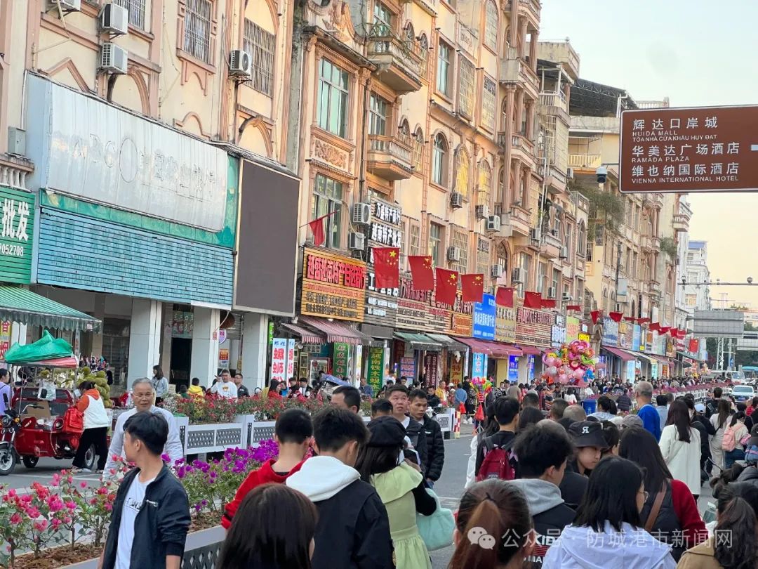 东兴国门景区人潮拥挤.防城港日报全媒体记者 丁蕾 摄