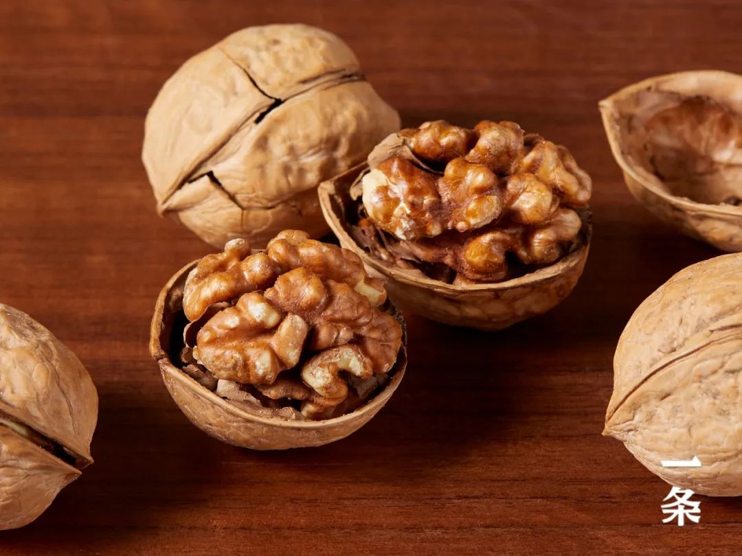 新疆阿克苏纸皮核桃,果仁饱满,壳薄如纸,徒手就能剥!