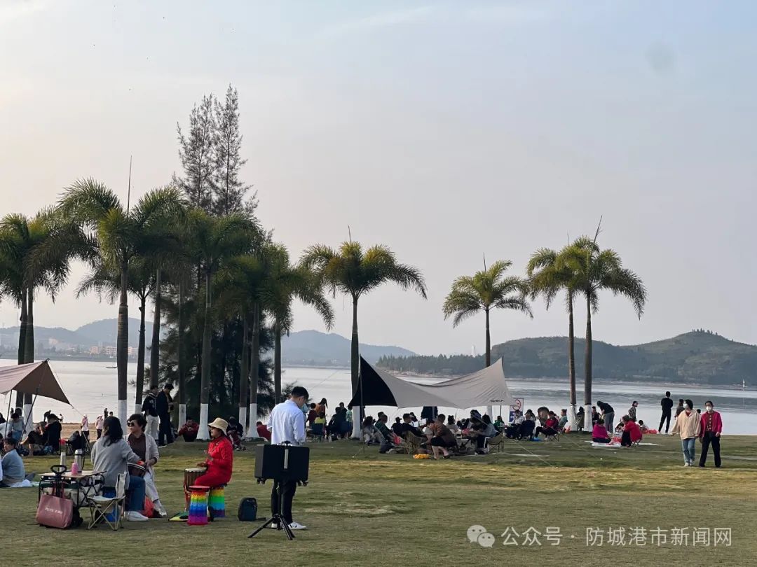 市民和游客在港口区西湾景区阳光海岸段沙滩浴场游玩.