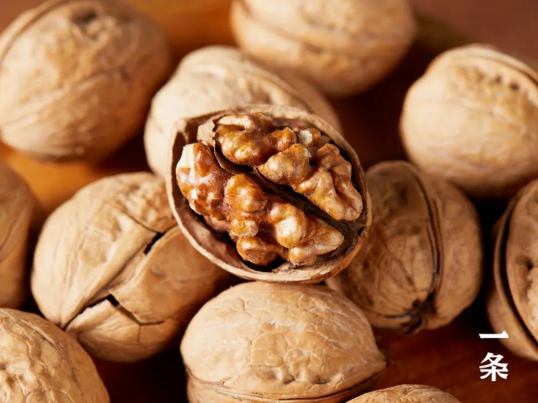 新疆阿克苏纸皮核桃,果仁饱满,壳薄如纸,徒手就能剥!