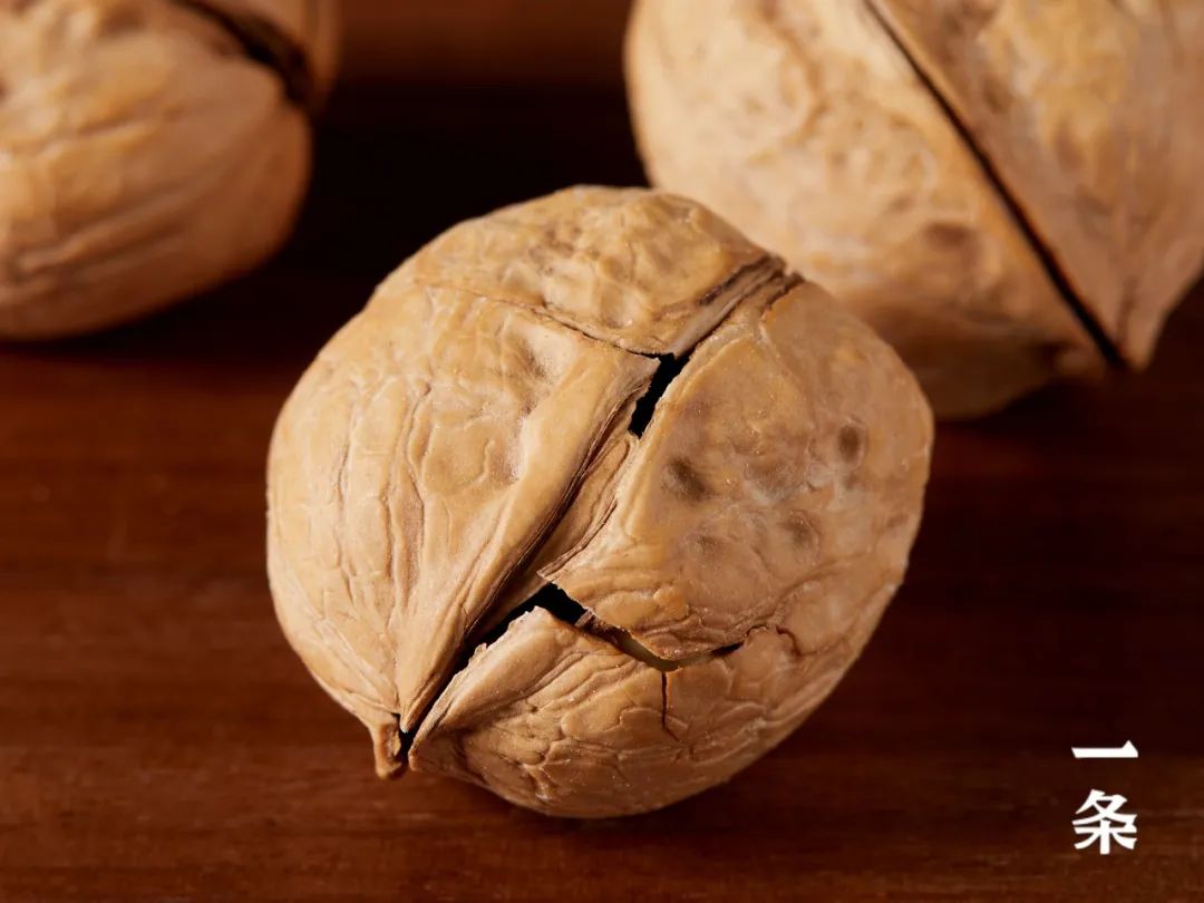 新疆阿克苏纸皮核桃,果仁饱满,壳薄如纸,徒手就能剥!
