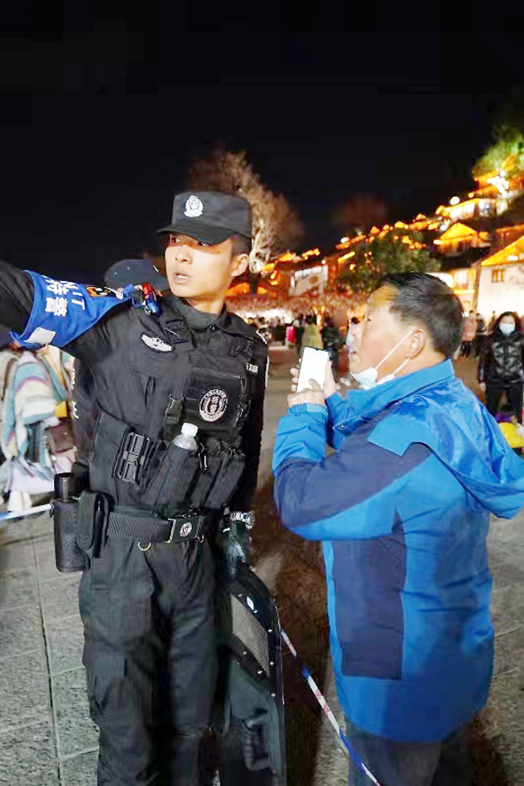 在云南丽江古城玉河广场,执勤警力正在给游客指路.和云山&nbsp;摄