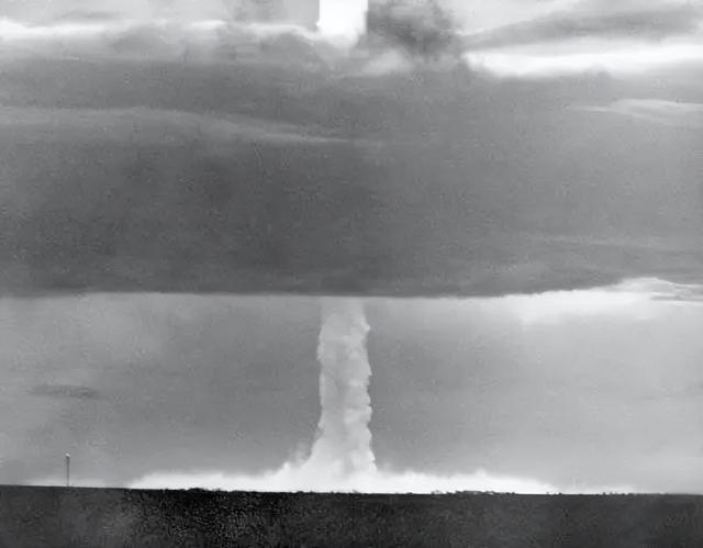 1956年5月21日,美国投下的一枚氢弹在马绍尔群岛比基尼环礁上空爆炸