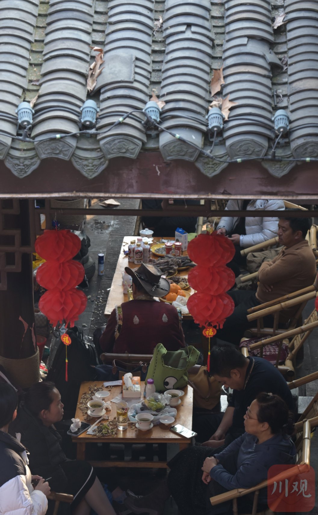 游客在人民公园的鹤鸣茶社喝茶.