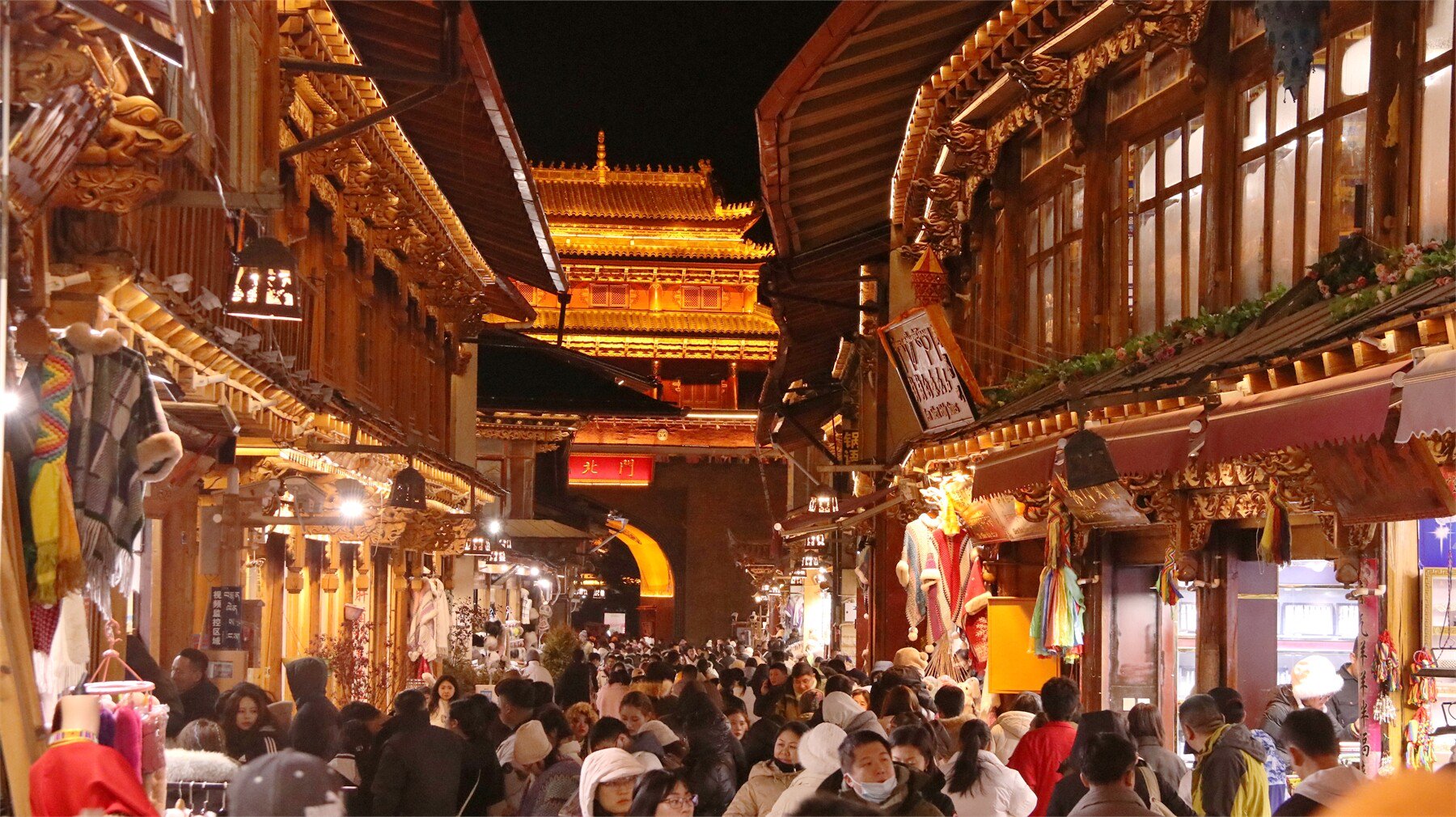 春节期间,香格里拉市独克宗古城里来自四面八方的游客络绎不绝.