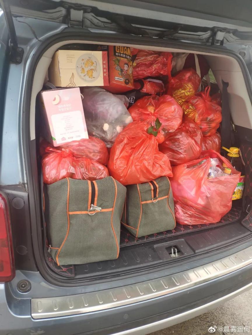 有种爱,叫爸妈觉得后备箱还能装