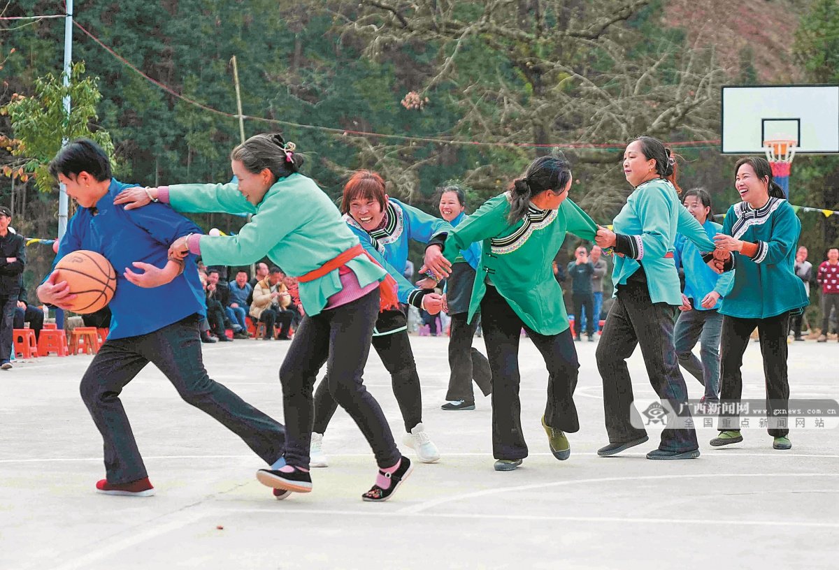 2月12日,融水苗族自治县同练瑶族乡英洞村罗洞水寨举行女子无规则篮球