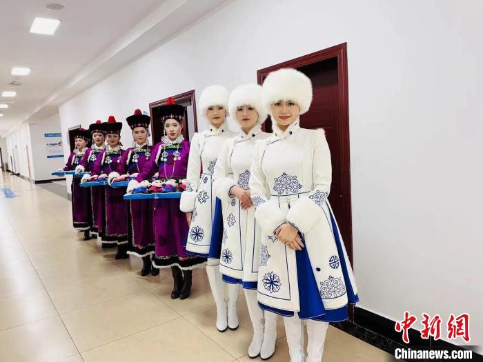 （新春走基层）访“十四冬”志愿者：“00后”小雪团，让青春闪光