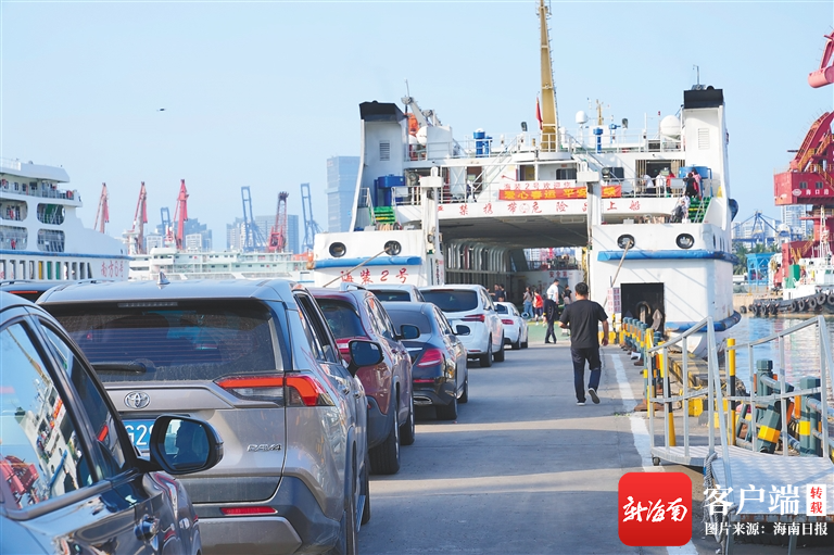 2月15日,琼州海峡迎来旅客出岛返程高峰,图为旅客在海口港有序排队