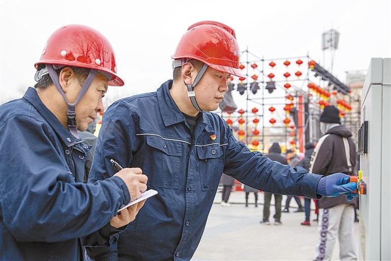 图为工作人员在检查供电设备.本报记者 马颖劼 本报通讯员 李刚 摄