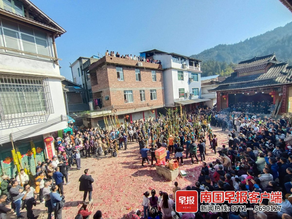 三江侗族自治县富禄苗族乡高安村赛芦笙友谊赛热闹开展.