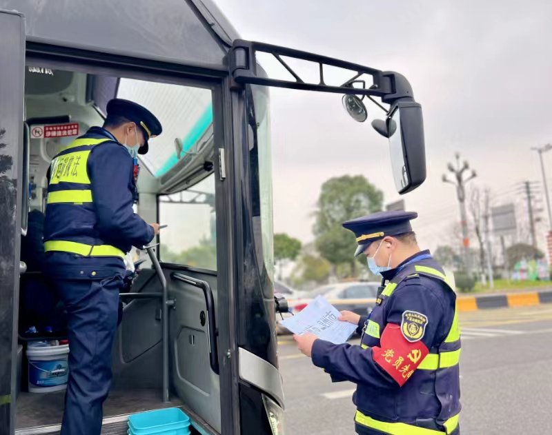 受访者供图华龙网讯(记者 刘艳) 今(16)日,来自重庆交通执法总队高速