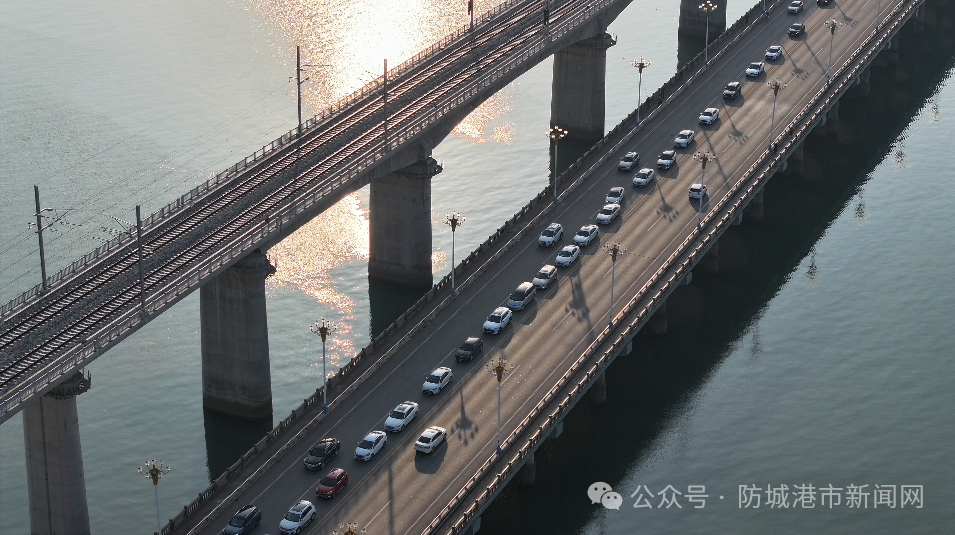 西湾跨海大桥车辆排队通行.防城港日报全媒体记者 丁蕾 摄