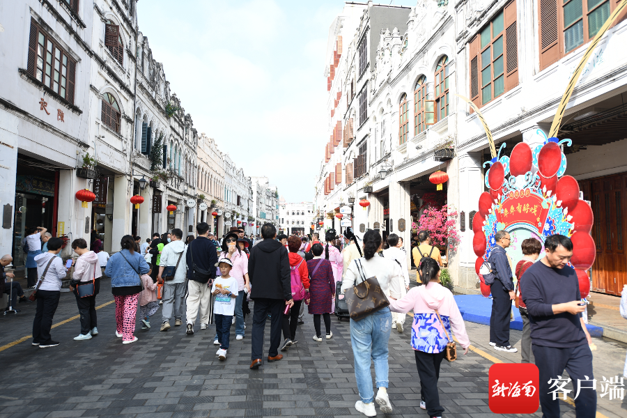 2月16日,人潮涌动的海口骑楼老街.记者 陈卫东摄