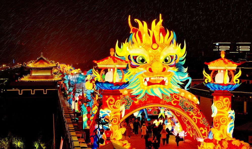 西安城墙新春灯会现场(无人机照片). 新华社记者 刘潇 摄