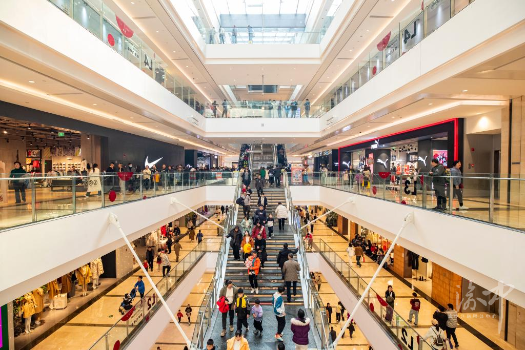 来福士购物中心人气旺.渝中区融媒体中心王欢 摄&nbsp