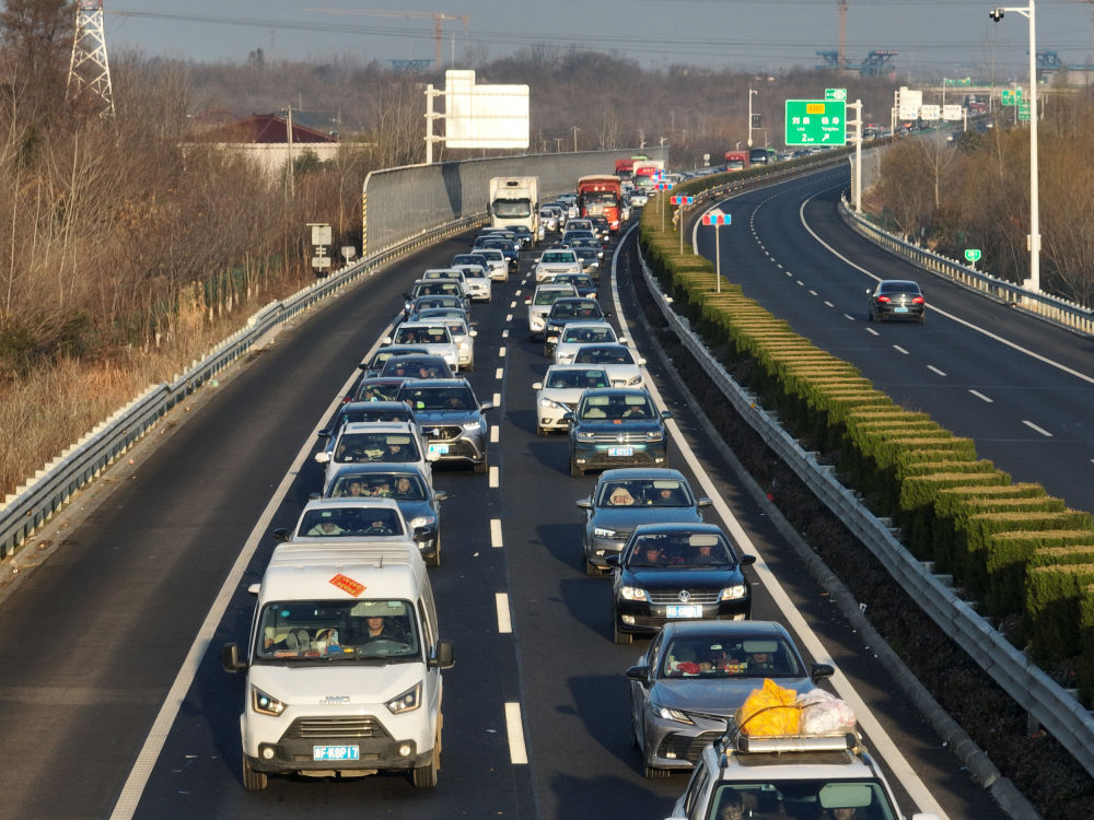 2月17日,车辆缓慢行驶在新扬高速扬州段(无人机照片).