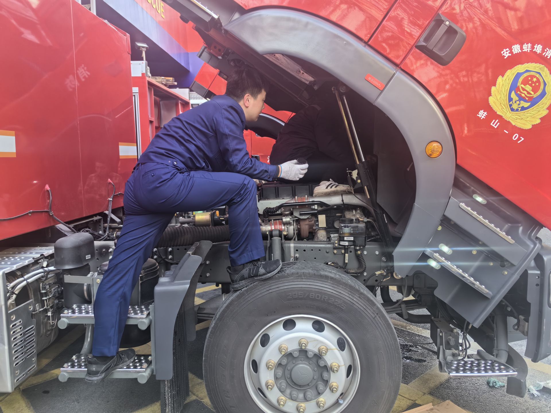 消防员在检查消防车辆.