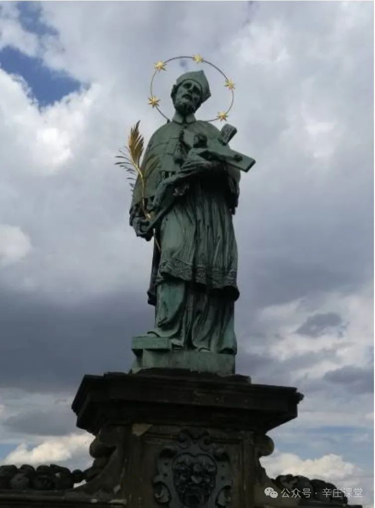 无论是壁画还是雕塑,凡是被教廷封为圣人的,其背后都有一个光环