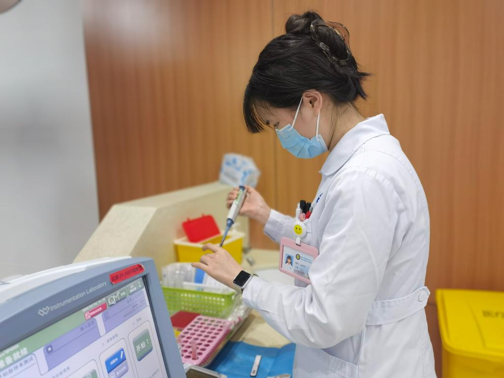 医护人员春节坚守岗位.市急救医疗中心供图