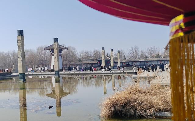 大年初四,游客纷纷走进临漳县邺城博物馆.