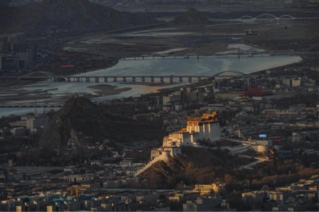 图为拉萨全景.中新社记者 贡嘎来松 摄