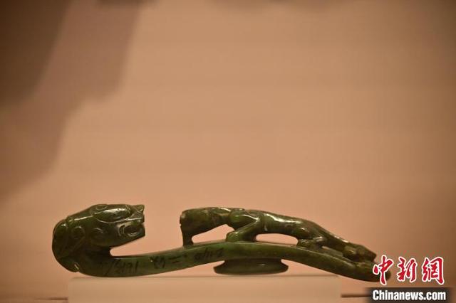 寓意望子成龙的明代文物苍龙教子玉带钩.景卫东 摄