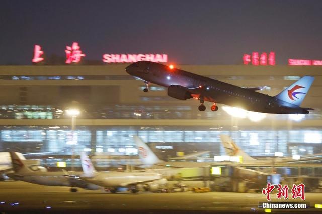 东航注册号为b-919a的全球首架c919大型客机从上海虹桥机场起飞,前往
