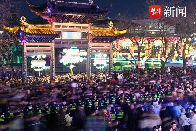 图为2024年中国·秦淮灯会安保现场