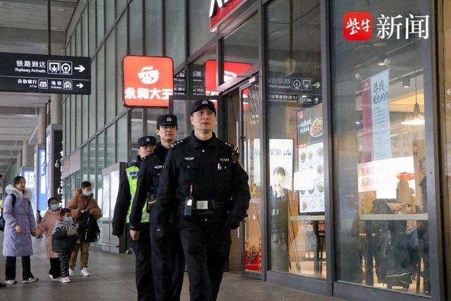 图为公交治安分局加强站区等重点部位巡逻值守