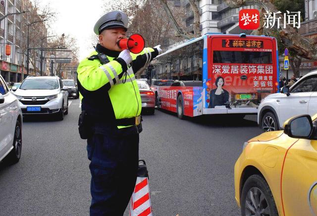 图为南京交警在景区周边疏导交通