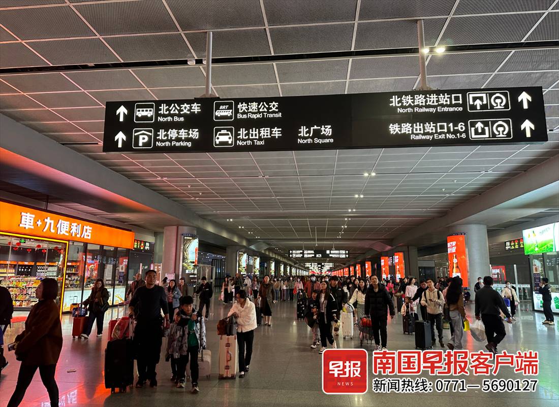 从南宁东站出站的旅客.记者 李艺 摄