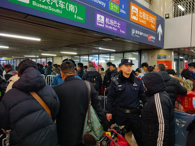 民警在北京西站出站口疏导人流. 图源:北京警方