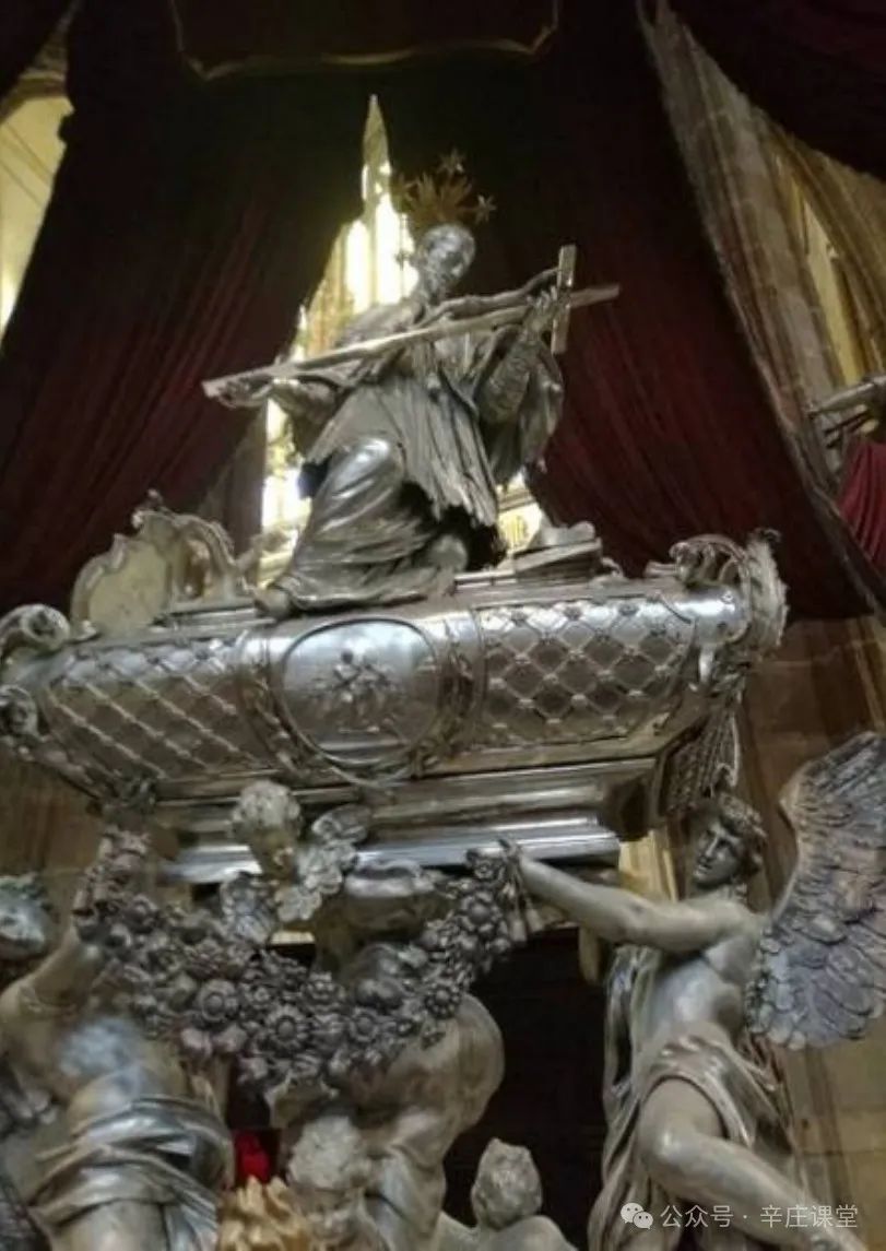 在布拉格的查理大桥上一尊耐波姆斯基塑像,背后有光环,光环上有5啃乔