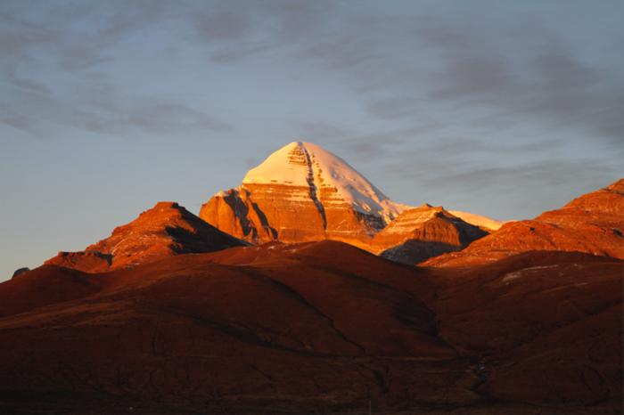 图为阿里神山冈仁波齐的日照金山.中新社记者贡确摄