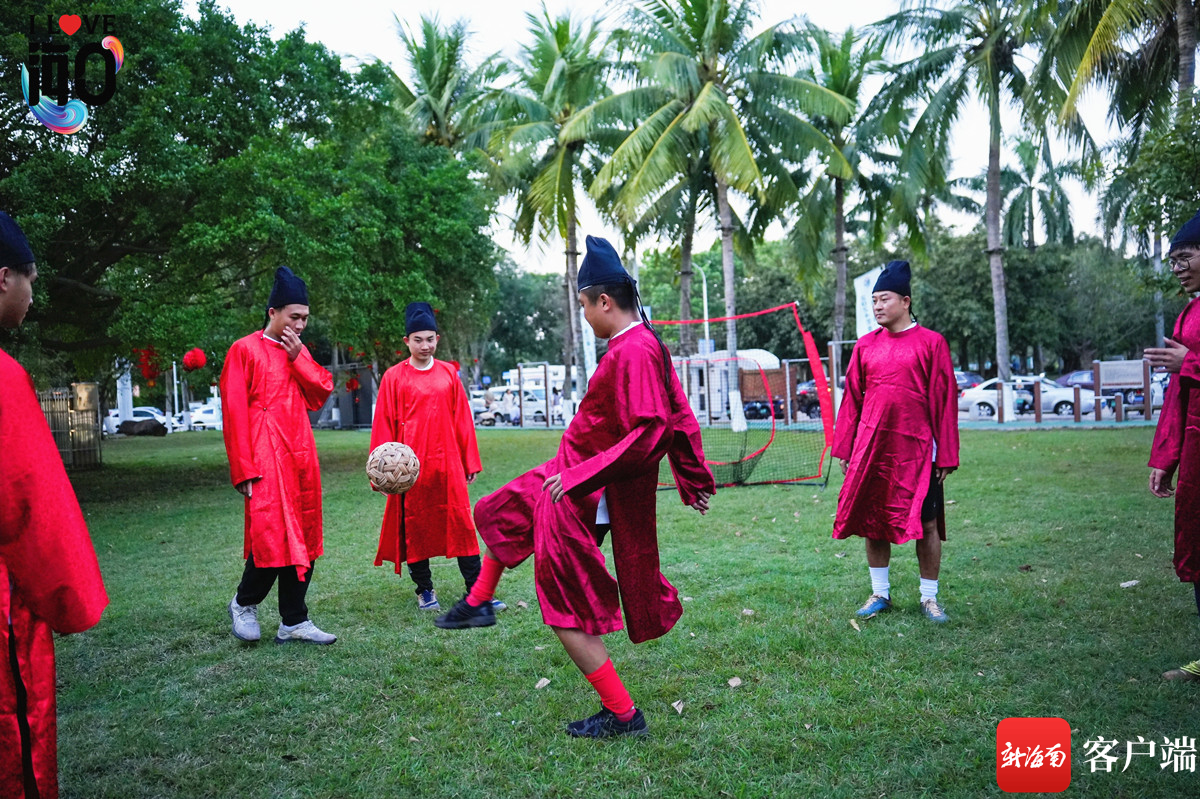市民在唐装蹴鞠区体验颠球.海口市旅文局供图