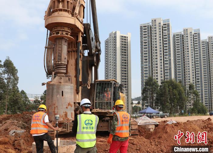 春节假期,深圳平湖南综合物流枢纽项目工地,工人在进行桩基开钻.