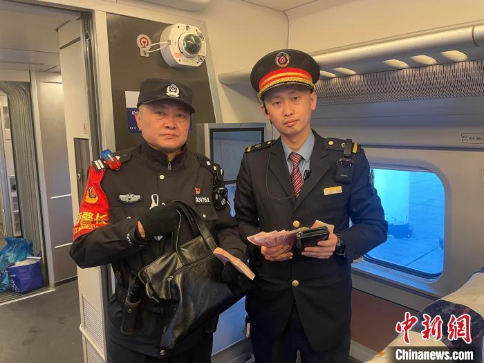 列车长刘刚与乘警蒋春海查验包内物品 侯继尧 摄