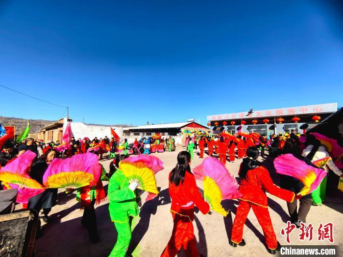 吴家沟村150多名村民自发组织了秧歌队。白鹏伟 摄