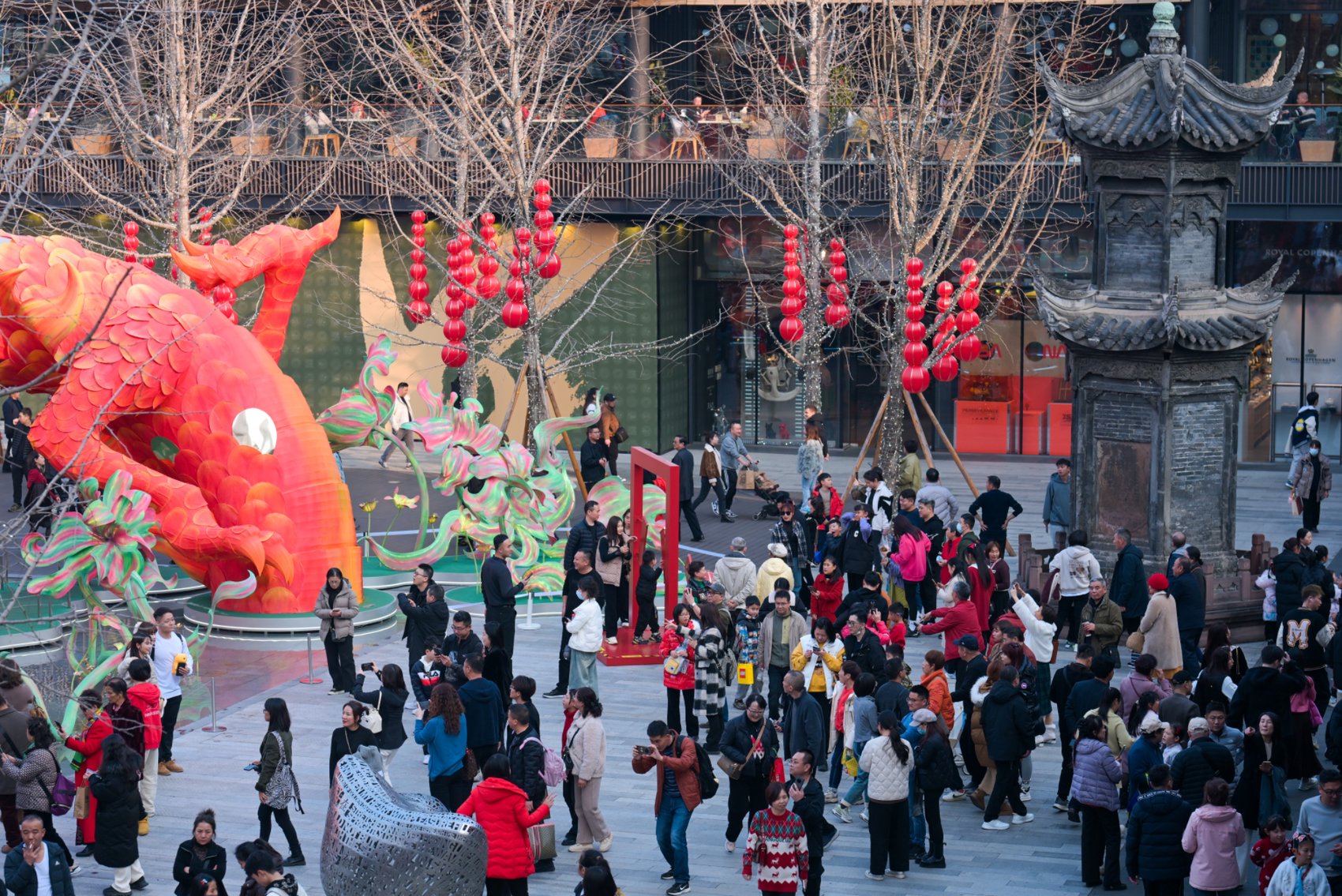 2月11日，游客们在太古里广场上拍照。