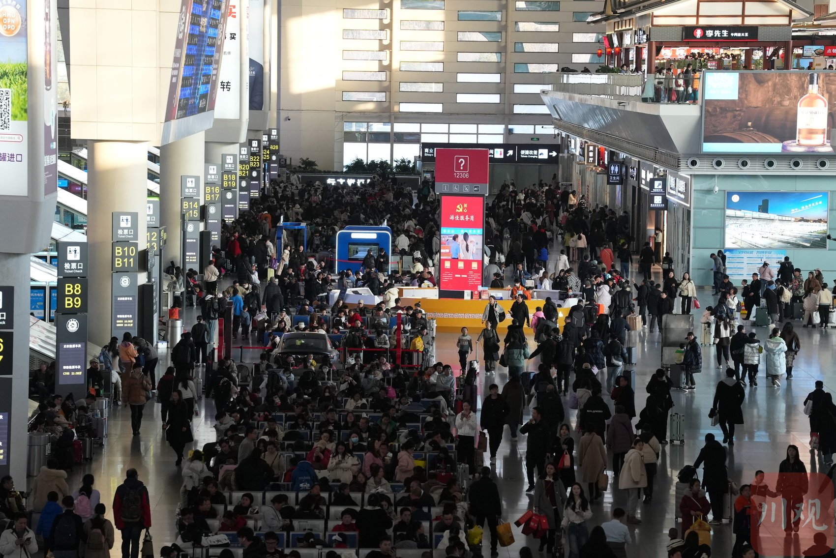 c视频|初七成都东站迎来返程高峰 每小时有2万人抵蓉